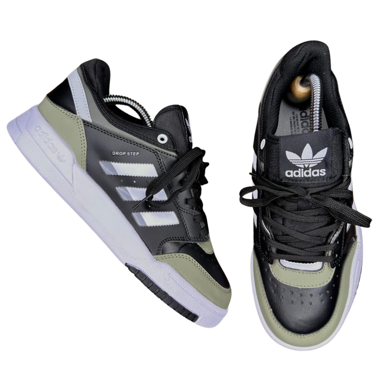 ADIDAS DROP STEP HOMBRE. Los ADIDAS DROP STEP HOMBRE son el calzado perfecto para quienes buscan un estilo clásico con un toque moderno. Inspirados en los modelos de baloncesto de los años 80, estos tenis combinan un diseño retro con la tecnología y comodidad de hoy. En Onlineshoppingcenterg, encontrarás todo lo que necesitas saber para elegir y comprar el par ideal.  ¿Qué Hace Especiales a los Adidas Drop Step Hombre? Los Adidas Drop Step Hombre destacan por su durabilidad y estilo versátil. Su diseño está pensado para ofrecer soporte y comodidad en cada paso. Además, estos tenis son perfectos para cualquier ocasión, ya sea para un look casual o para darle un toque deportivo a tu outfit.  Características Clave de los Adidas Drop Step Low Hombre Comodidad y Soporte: Gracias a su entresuela acolchada, los Adidas Drop Step Low Hombre proporcionan un excelente soporte para tus pies, ideal para caminar durante todo el día. Estilo Retro: Con su silueta clásica y detalles modernos, estos tenis son perfectos para quienes buscan un estilo atemporal. Durabilidad: Fabricados con materiales de alta calidad, los Adidas Drop Step están diseñados para durar, incluso con uso constante. Variedad de Colores y Modelos En Onlineshoppingcenterg, ofrecemos una amplia gama de colores y modelos para que encuentres los Adidas Drop Step que mejor se adapten a tu estilo. Los más populares incluyen: